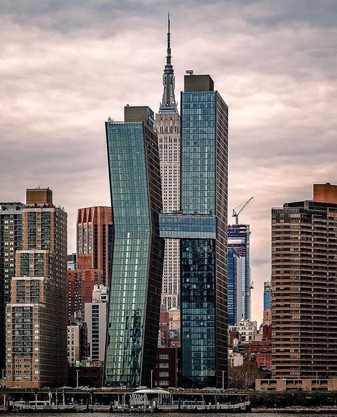 Tòa nhà nổi tiếng New York cao 140 m cong như sắp gãy - 1