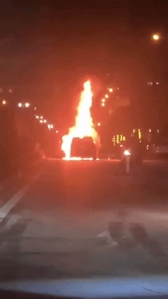 Xế hộp BMW bốc cháy ngùn ngụt, cả gia đình 3 người trong xe thoát nạn - 2