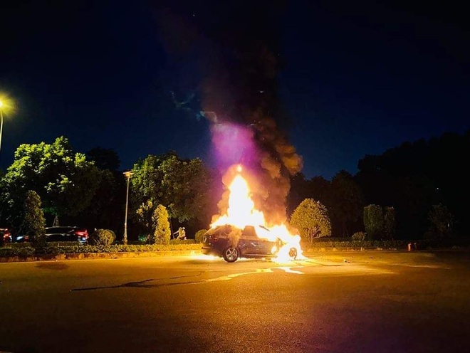 Xế hộp BMW bốc cháy ngùn ngụt, cả gia đình 3 người trong xe thoát nạn - 1