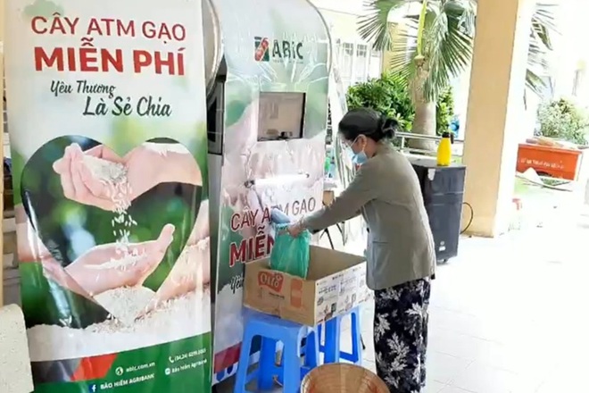 ATM gạo giúp người dân ấm lòng trong ngày giãn cách tại TPHCM - 3