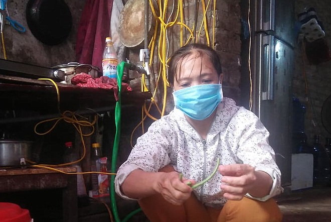 Hà Nội: Công nhân sống tạm trong biệt thự bỏ không mừng vì thôi ăn mỳ gói - 3