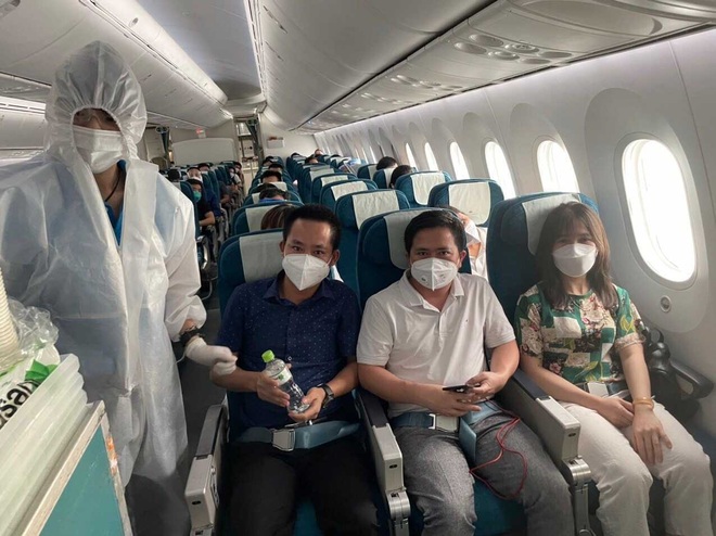 Chuyến bay miễn phí đưa đoàn bác sĩ từ TPHCM về Hà Nội - 5