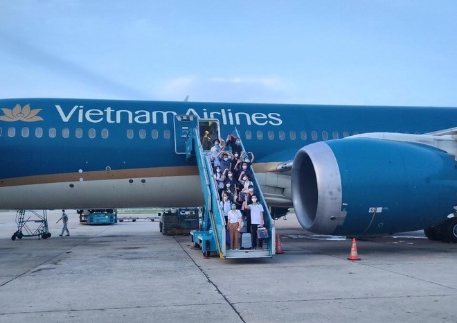 Chuyến bay miễn phí đưa đoàn bác sĩ từ TPHCM về Hà Nội - 6