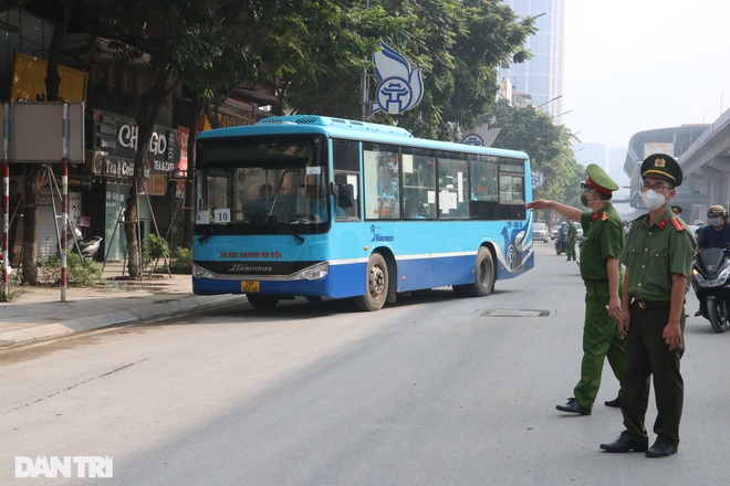 700 người dân ổ dịch lớn nhất Hà Nội trở về nhà sau nhiều ngày cách ly - 9