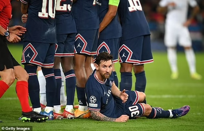 Tranh cãi khoảnh khắc Messi nằm làm hàng rào để chống đá phạt - 1 Tranh cãi khoảnh khắc Messi nằm làm hàng rào để chống đá phạt - 1