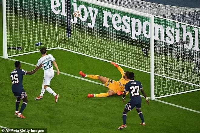 Ngôi sao Man City gây sốc với pha bỏ lỡ cơ hội ghi bàn từ khoảng cách 1m - 1 Ngôi sao Man City gây sốc với pha bỏ lỡ cơ hội ghi bàn từ khoảng cách 1m - 1