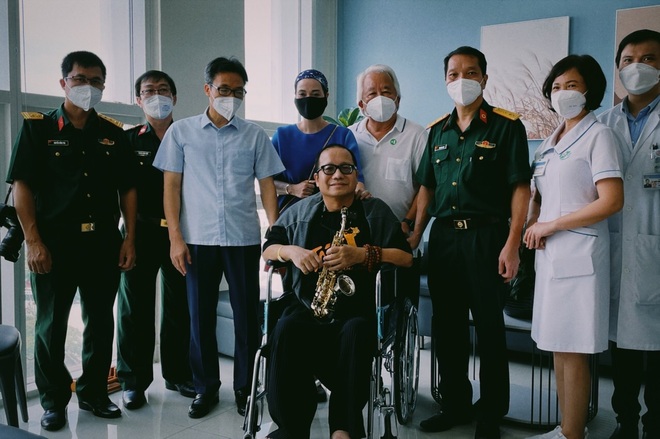 Nghệ sĩ Trần Mạnh Tuấn thổi saxophone Diễm xưa ngay tại bệnh viện - 1