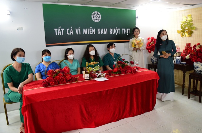 Đám cưới online của nữ điều dưỡng Hà Nội tại bệnh viện dã chiến ở TPHCM - 1