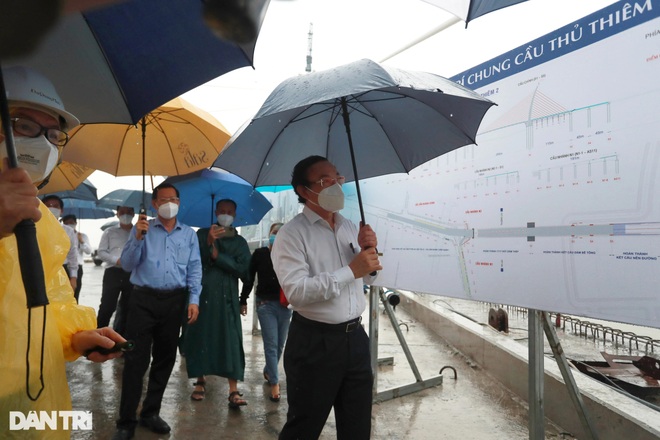 Lãnh đạo TPHCM đội mưa khảo sát cầu Thủ Thiêm 2 sau khi hợp long - 3