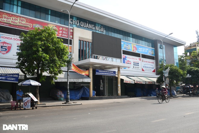Xuất hiện F0 trong cộng đồng, khu chợ lớn nhất Quảng Ngãi tạm đóng cửa - 1