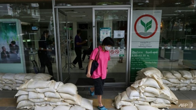 Thái Lan vật lộn với lũ lụt, 70.000 ngôi nhà bị ngập - 2