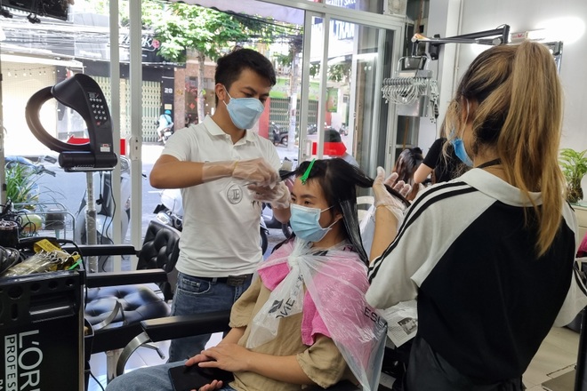 Người dân Đà Nẵng phấn khởi đi cắt tóc sau 2 tháng giãn cách xã hội - 5
