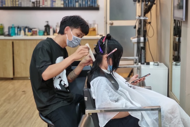 Người dân Đà Nẵng phấn khởi đi cắt tóc sau 2 tháng giãn cách xã hội - 6