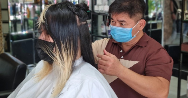 Người dân Đà Nẵng phấn khởi đi cắt tóc sau 2 tháng giãn cách xã hội - 1