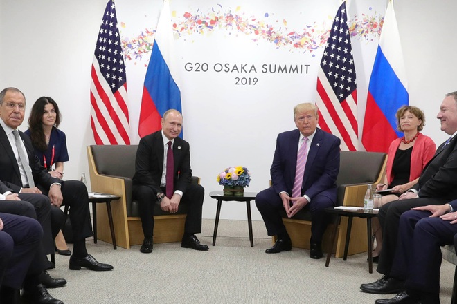 Phiên dịch viên xinh đẹp gây sốt trong cuộc gặp Trump - Putin - 1 Phiên dịch viên xinh đẹp gây sốt trong cuộc gặp Trump - Putin - 1