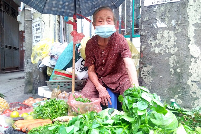 Cụ bà 85 tuổi với gánh hàng rau 30 năm trong xóm ngụ cư Hà Nội - 1 Cụ bà 85 tuổi với gánh hàng rau 30 năm trong xóm ngụ cư Hà Nội - 1