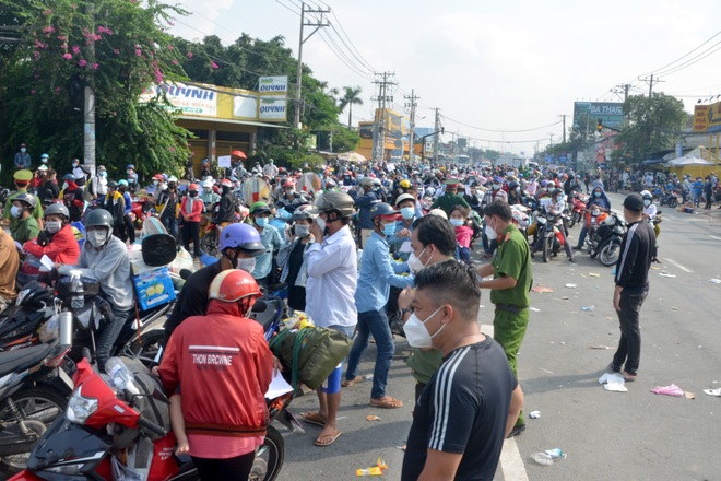 Ô tô đang chở bà con miền Tây kẹt ở TPHCM về quê, dòng người vẫn nối dài - 5