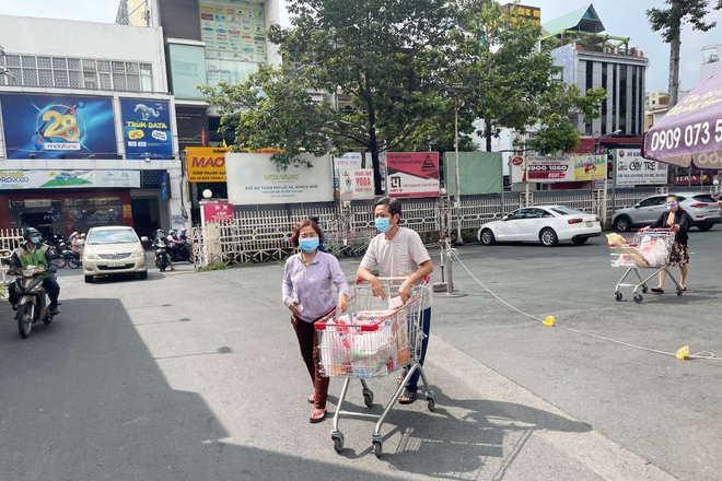 Siêu thị hắt hiu vì quy định khách đã tiêm vắc xin mới được vào mua hàng - 1 Siêu thị hắt hiu vì quy định khách đã tiêm vắc xin mới được vào mua hàng - 1