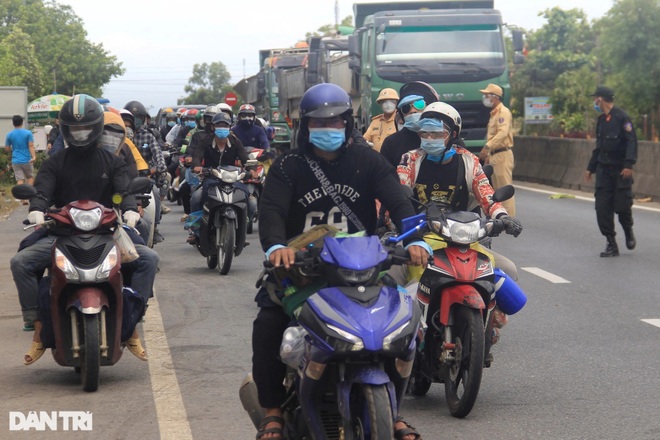 Lao động hồi hương, tài sản, tương lai vẫn... gửi lại Sài Gòn  - 1