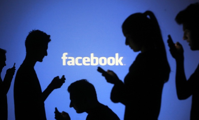 Việc người dùng thường xuyên chia sẻ các thông tin, hình ảnh lên Facebook giúp mạng xã hội này nắm giữ nhiều thông tin cá nhân của họ. Việc người dùng thường xuyên chia sẻ các thông tin, hình ảnh lên Facebook giúp mạng xã hội này nắm giữ nhiều thông tin cá nhân của họ.