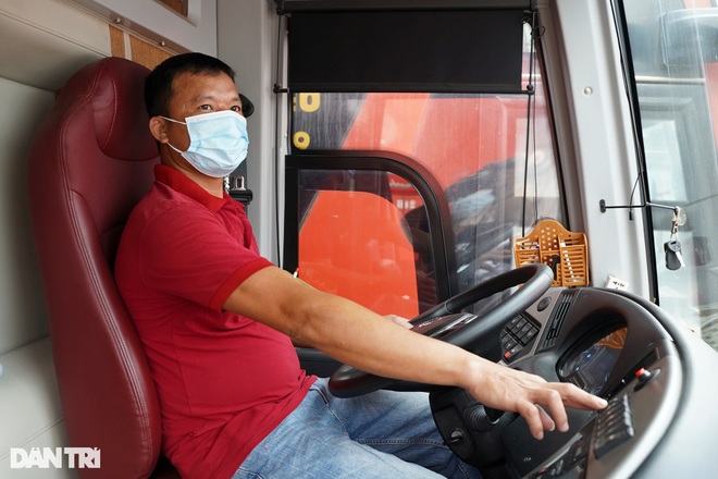 Hàng trăm xe khách tiền tỷ, taxi ở Hà Nội nằm phơi sương do dịch Covid-19 - 6