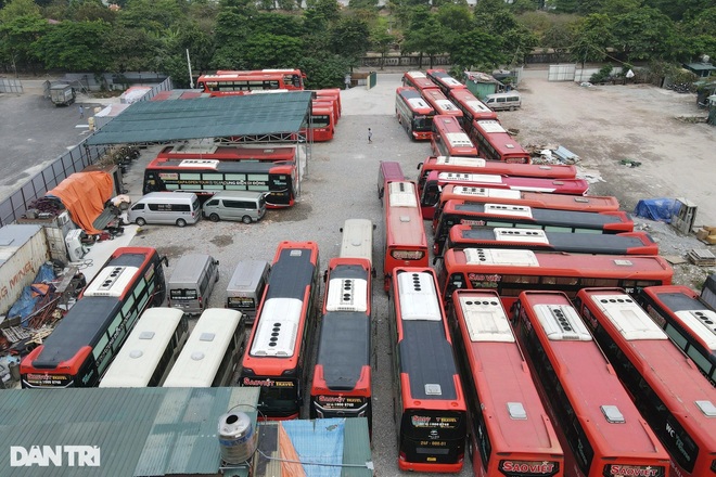 Hàng trăm xe khách tiền tỷ, taxi ở Hà Nội nằm phơi sương do dịch Covid-19 - 1 Hàng trăm xe khách tiền tỷ, taxi ở Hà Nội nằm phơi sương do dịch Covid-19 - 1