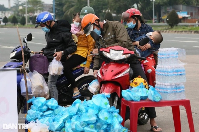 Rưng rưng nước mắt, nặng nghĩa đồng bào trên nẻo đường vượt cơn bão dịch - 1 Rưng rưng nước mắt, nặng nghĩa đồng bào trên nẻo đường vượt cơn bão dịch - 1