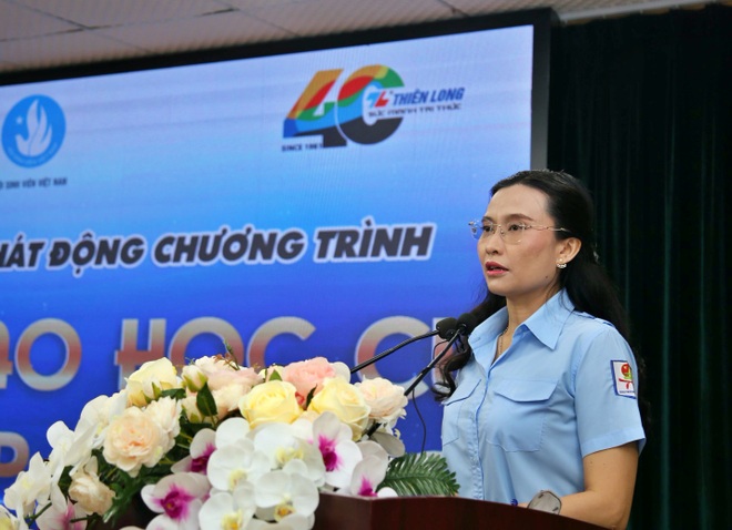 Trao hàng ngàn học cụ và học bổng tiếp sức học sinh - sinh viên đến trường - 1