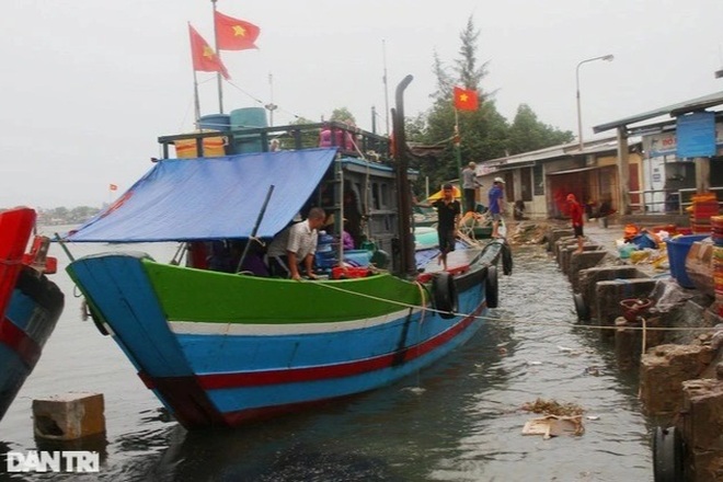 Thừa Thiên Huế bắn pháo hiệu cấm tàu thuyền ra khơi vì mưa bão - 1