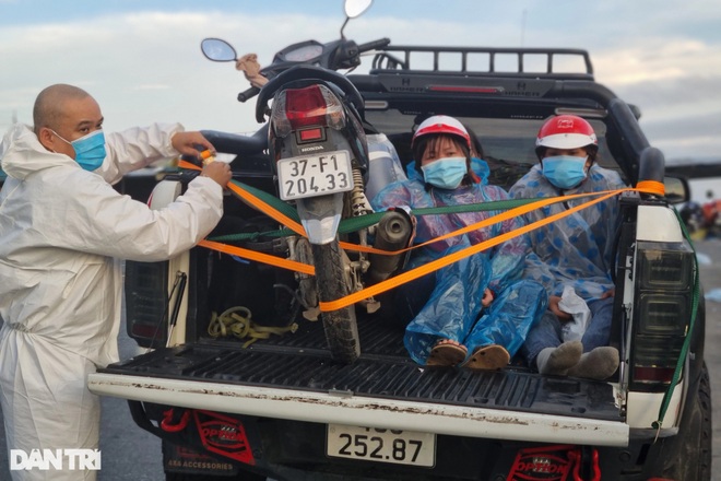 Người dân đi bộ về quê tránh dịch khi qua Đà Nẵng được chở bằng ô tô - 1