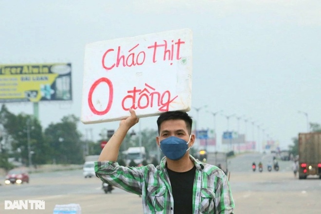 Rưng rưng nước mắt, nặng nghĩa đồng bào trên nẻo đường vượt cơn bão dịch - 5 Rưng rưng nước mắt, nặng nghĩa đồng bào trên nẻo đường vượt cơn bão dịch - 5