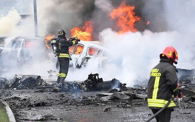 Video máy bay do tỷ phú Romania cầm lái lao vào tòa nhà, nổ như cầu lửa - 1