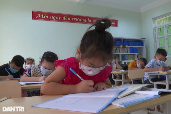 Học sinh Quảng Bình chia ca học trực tiếp để đảm bảo phòng chống dịch - 3 Học sinh Quảng Bình chia ca học trực tiếp để đảm bảo phòng chống dịch - 3