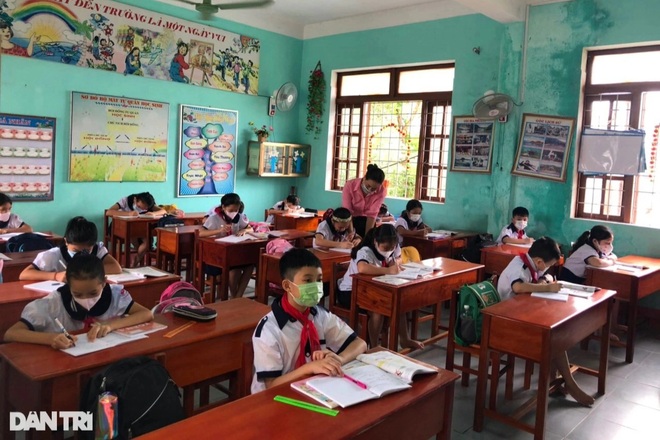 Học sinh học trực tiếp.jpeg Học sinh học trực tiếp.jpeg