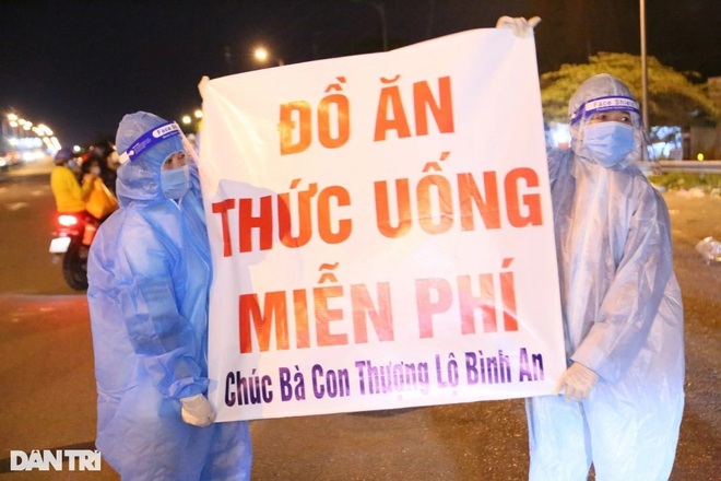Rưng rưng nước mắt, nặng nghĩa đồng bào trên nẻo đường vượt cơn bão dịch - 2 Rưng rưng nước mắt, nặng nghĩa đồng bào trên nẻo đường vượt cơn bão dịch - 2