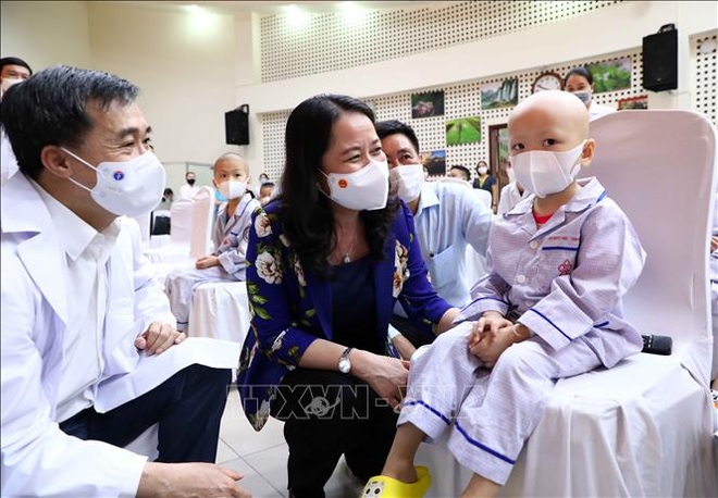 Phó Chủ tịch nước tặng quà trung thu cho bệnh nhi ung thư - 3 Phó Chủ tịch nước tặng quà trung thu cho bệnh nhi ung thư - 3