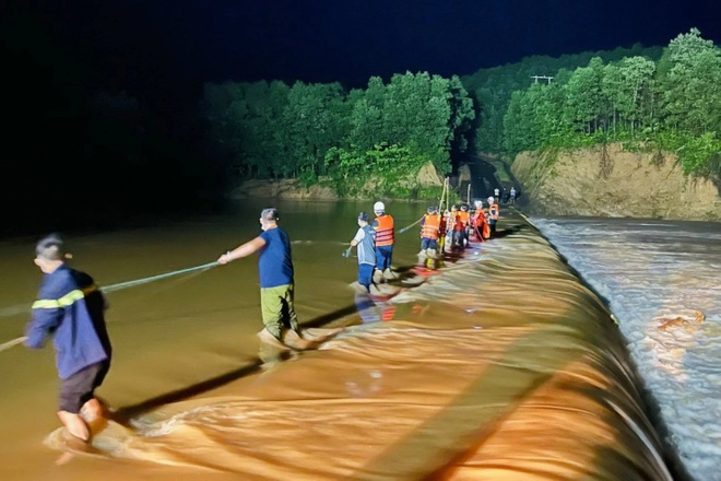 Cảnh sát xuyên đêm giăng dây cứu 3 người mắc kẹt giữa dòng nước xiết - 1