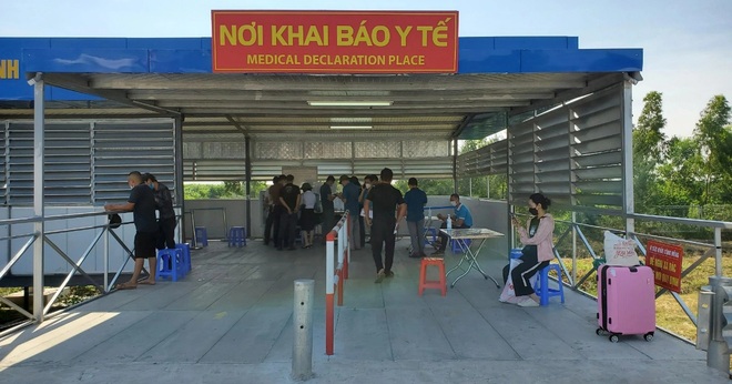 Người từ các vùng, xanh, vàng, cam và đỏ tới Quảng Ninh phải làm gì? - 1 Người từ các vùng, xanh, vàng, cam và đỏ tới Quảng Ninh phải làm gì? - 1