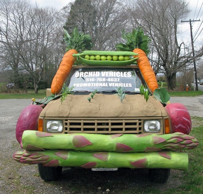 Mũi xe gắn hai ngọn măng tây, hai củ cà rốt và một quả đậu.