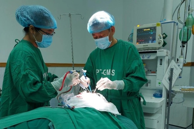 Cưa cây, nam thanh niên bị gỗ văng găm lún sọ vào não - 2 Cưa cây, nam thanh niên bị gỗ văng găm lún sọ vào não - 2
