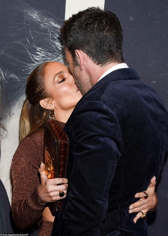 Jennifer Lopez và Ben Affleck khóa môi cháy bỏng tại lễ công chiếu phim - 1