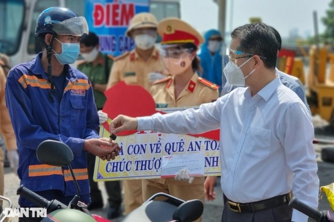 Bí thư Đà Nẵng trao chìa khóa xe máy tặng người dân đang trên đường về quê - 3