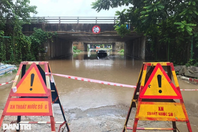 Ô tô chìm nghỉm trong dòng nước ở hầm chui Đại lộ Thăng Long - 12