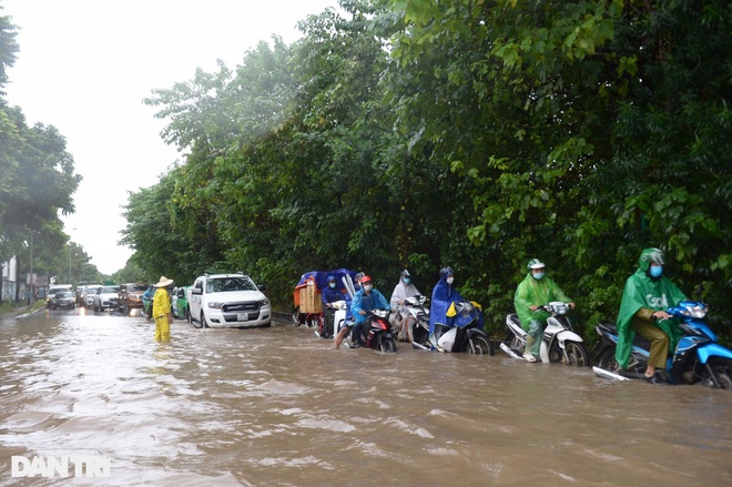 Ô tô chìm nghỉm trong dòng nước ở hầm chui Đại lộ Thăng Long - 9
