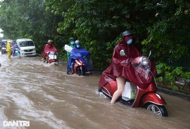 Ô tô chìm nghỉm trong dòng nước ở hầm chui Đại lộ Thăng Long - 10