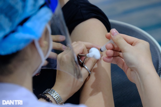 Giám đốc Bệnh viện Lê Văn Thịnh cho biết, giấy xác nhận tiêm vaccine Covid-19 đã được chuyển cho phường Thảo Điền quản lý từ đầu tháng 10 (Ảnh minh họa: Hoàng Lê).