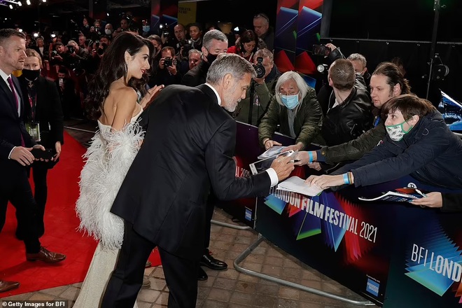 Khoảnh khắc ngọt ngào trên thảm đỏ của George Clooney và vợ kém 17 tuổi - 3 Khoảnh khắc ngọt ngào trên thảm đỏ của George Clooney và vợ kém 17 tuổi - 3