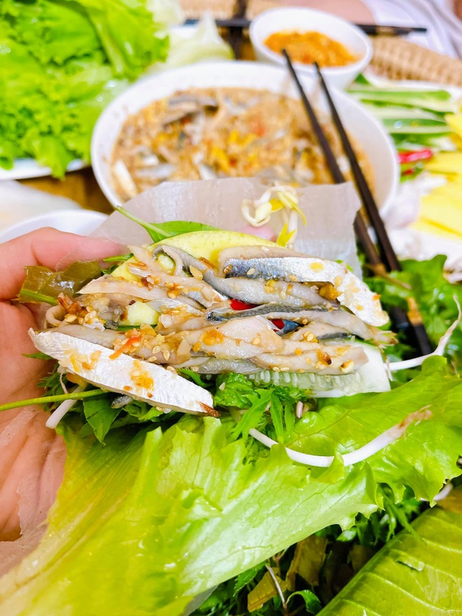 The famous herring specialties eaten raw in Da Nang - 9