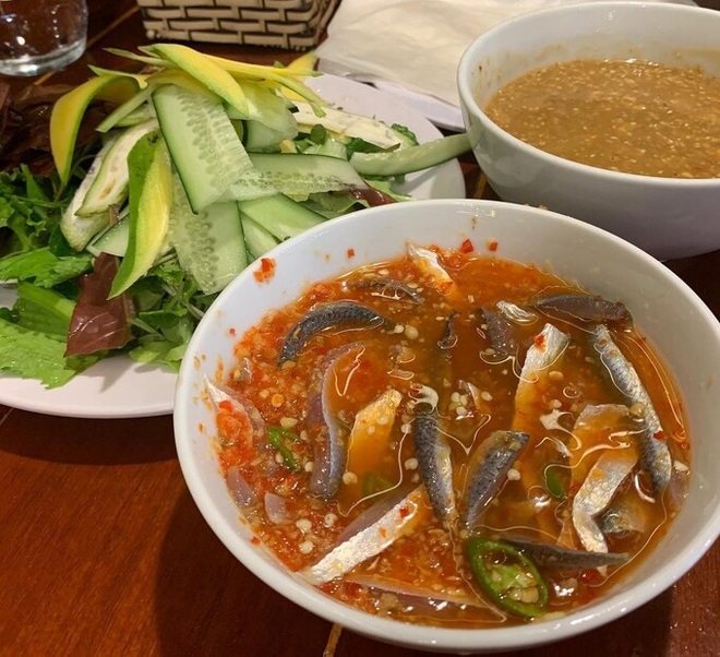 Famous herring specialties eaten raw in Da Nang - 4