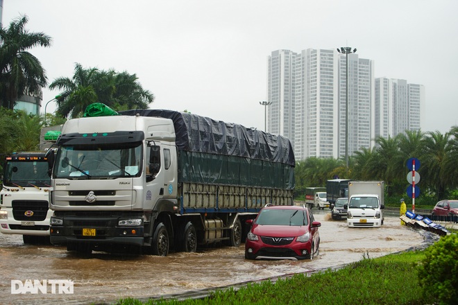 Nhiều tuyến phố ở Hà Nội biến thành sông sau cơn mưa lớn kéo dài - 6 Nhiều tuyến phố ở Hà Nội biến thành sông sau cơn mưa lớn kéo dài - 6